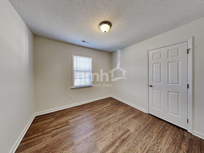 Building Photo - 241 Pinecroft Dr