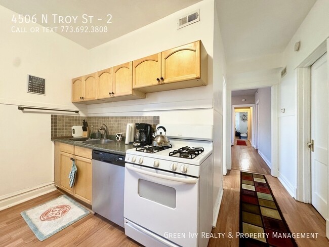 Building Photo - Sunny 2 Bed/1 Bath Steps From Kedzie Brown...