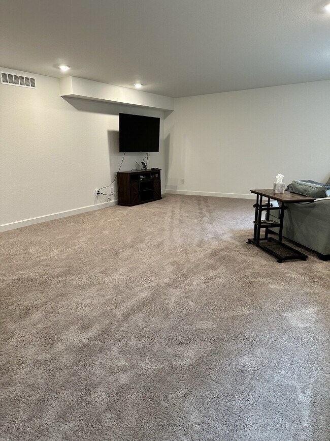 Building Photo - Don't Miss Out on this 3Bed+Study/3 Bath Home in Newer Painted Prairie