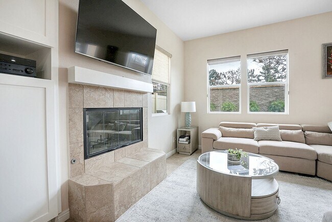 Building Photo - Beautiful executive home in the Eastlake-C...