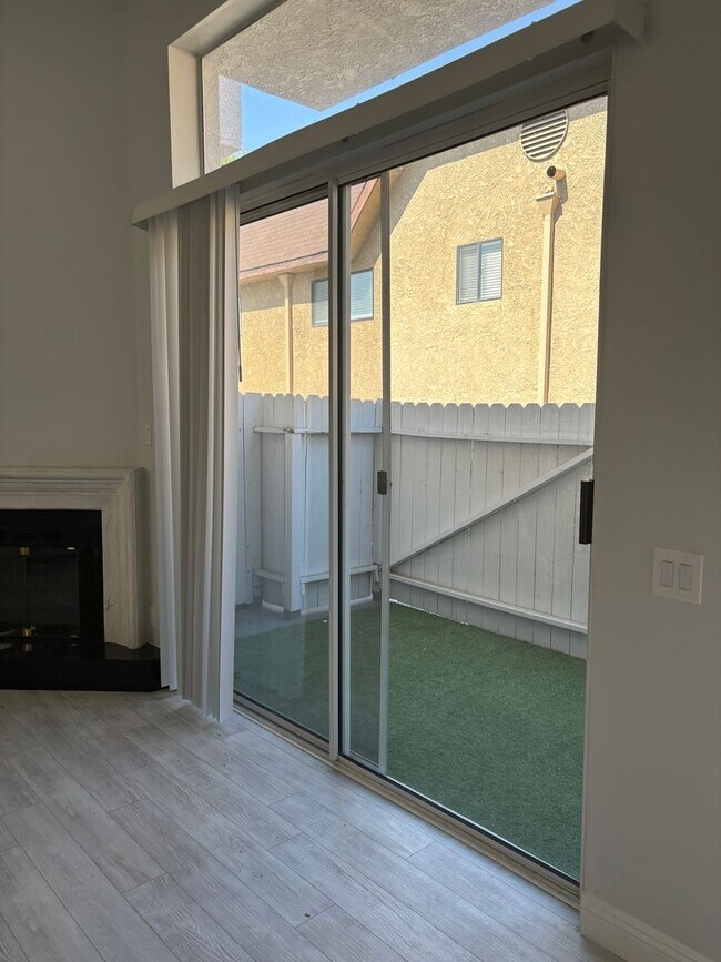 Building Photo - Spacious-Bright 3 Bedroom 2.5 Two story Bathroom Condo