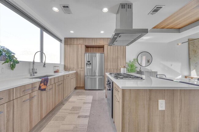 Building Photo - 2301 S 5th St