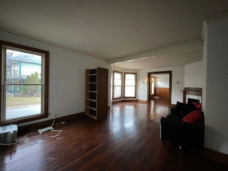 Building Photo - 1006 State St