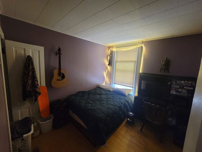 Building Photo - Duluth, MN - 4 Bedroom - 1 Bathroom - Clos...