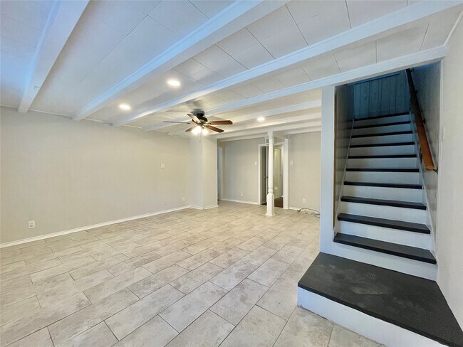 Building Photo - 1112 Southampton Dr