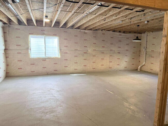Building Photo - Spacious 4-Bedroom Home for Rent – Prime L...