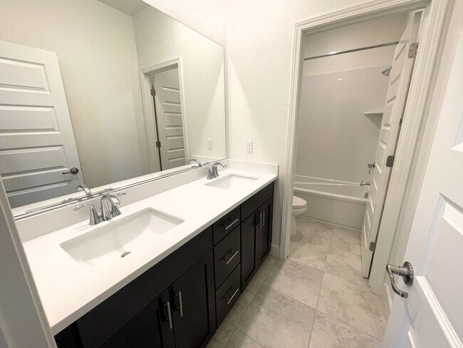 Building Photo - 5 Bedrooms Home in Russell Ranch