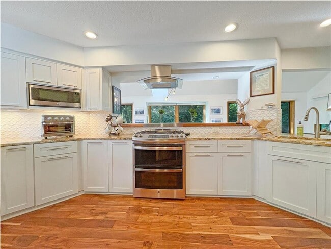 Building Photo - 13900 Hill Ridge Dr