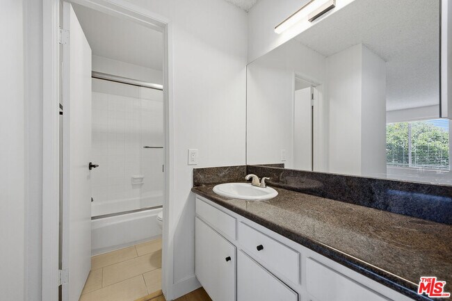 Building Photo - 1352 S Carmelina Ave