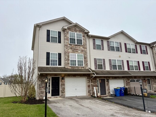 Building Photo - 3 Bedroom 2.5 Bathroom in York!