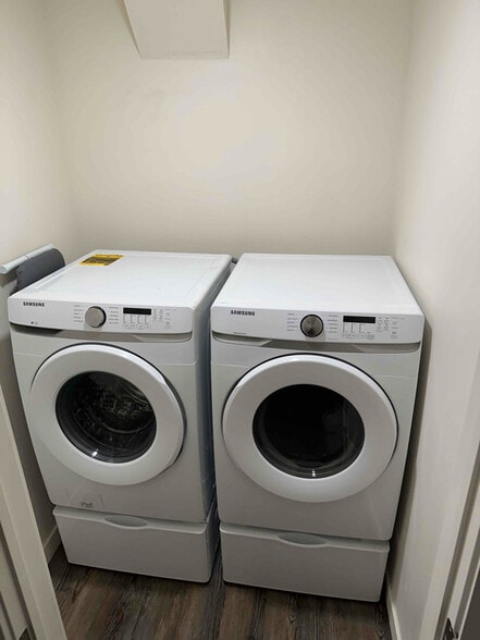 Building Photo - 393 W 625 N