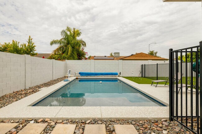Building Photo - 2552 W Kiva Ave
