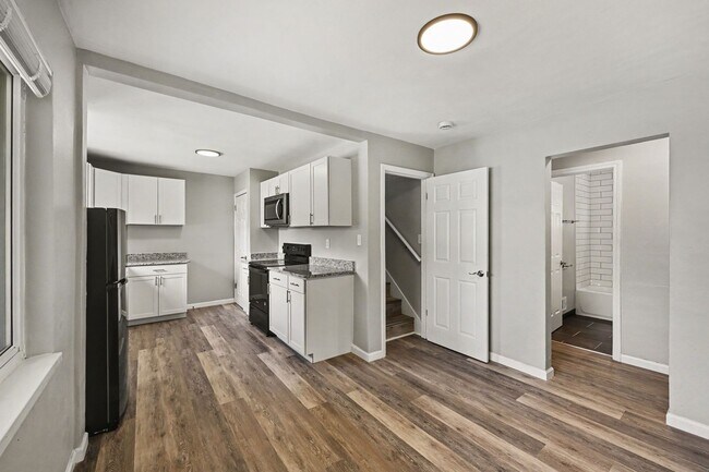 Building Photo - Renovated 3 Bed 2 Bath Home