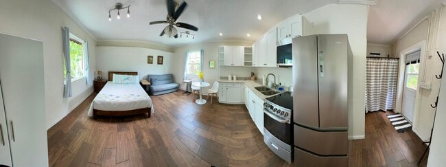Building Photo - 303 N Lakeside Dr