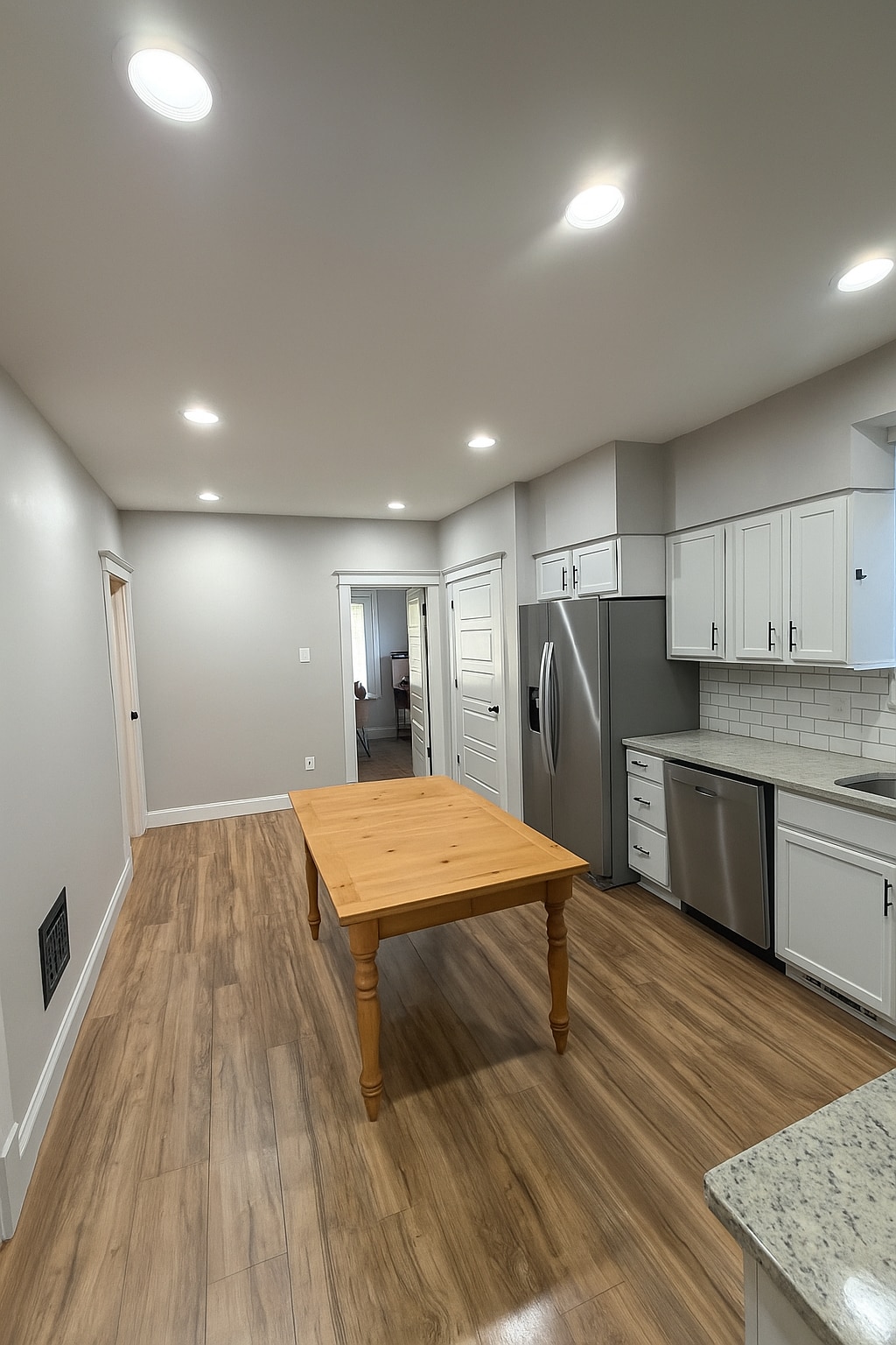 Building Photo - 5717 Lansdowne Ave