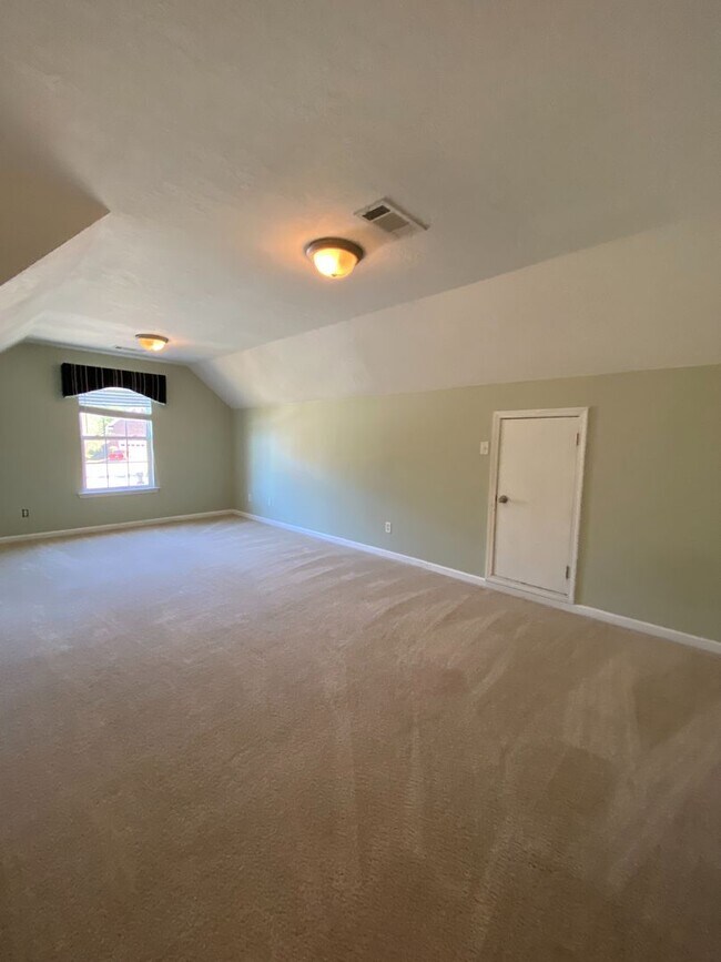 Building Photo - 1002 Dorset Ln