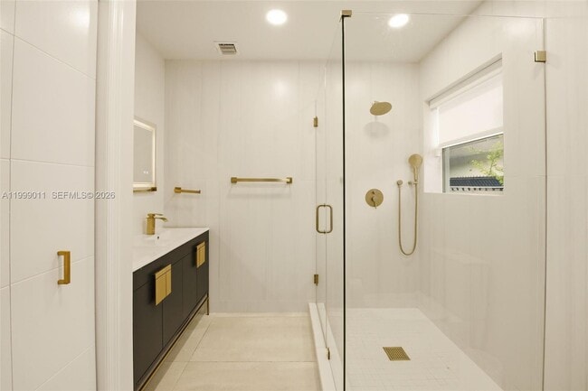 Building Photo - 725 W 51st St