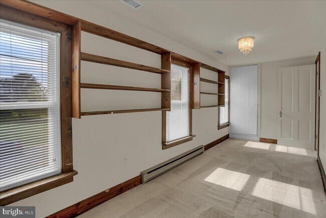 Building Photo - 10 Maple Ave