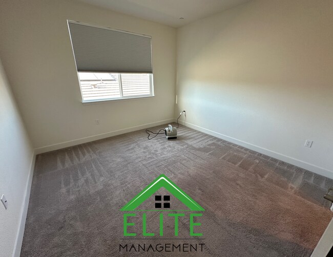Building Photo - Spacious 5-Bedroom Home with Private In-La...