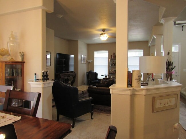 Building Photo - Desireable Eastside Doll House
