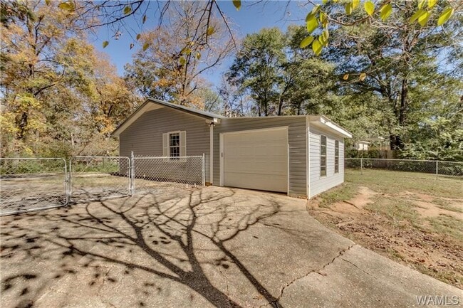 Building Photo - Nice 3 Bed 1.5 Bath Available Now! Call To...
