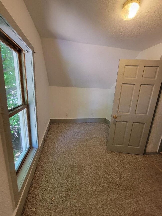 Building Photo - 1006 E 2nd St