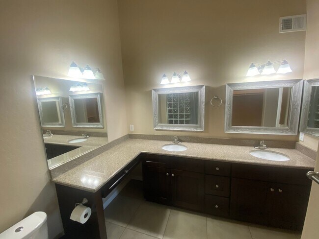 Building Photo - Spacious and Updated 3 Bed/2 Bath Condo w/Garage - Mesa