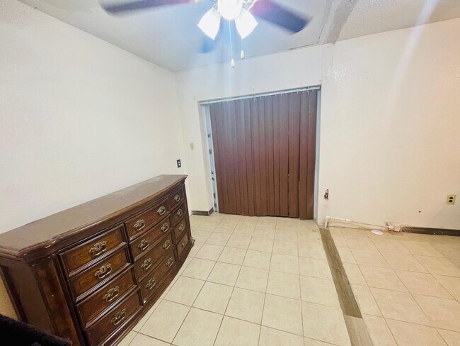 Building Photo - 1503 Chicago St