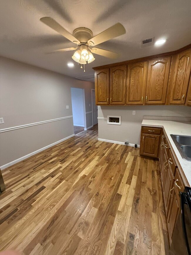 Building Photo - 719 Moberly Rd