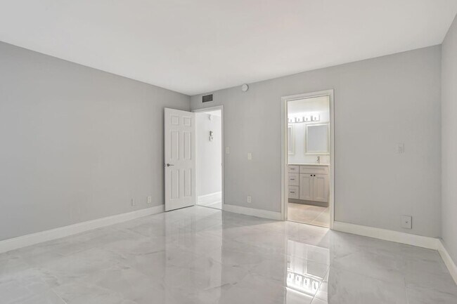 Building Photo - 2202 Lucaya Bend