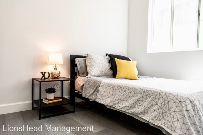 Building Photo - 4557 Rosewood Ave