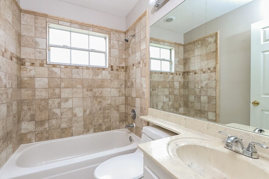 Building Photo - 984 Lake Breeze Dr