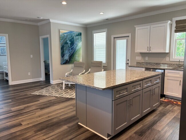 Building Photo - New home in Pine Knoll Shores