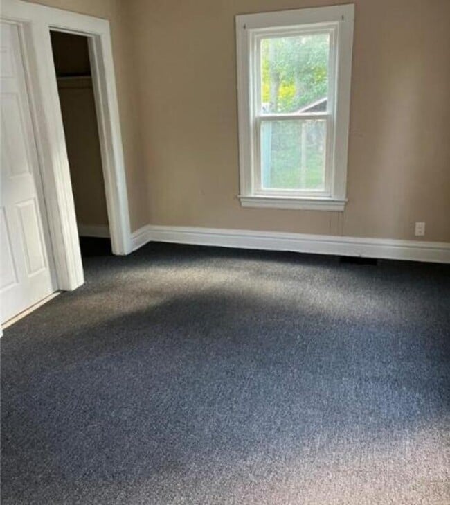 Building Photo - 37 Ferndale Crescent