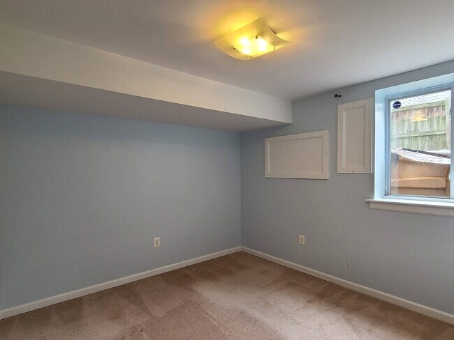 Building Photo - Gorgeous 6 BR Home, Convenient to Quantico & Commuting