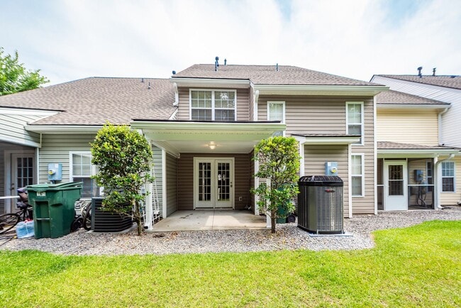 Building Photo - 3 Bedroom 3 Bath Townhome in Persimmon Hil...