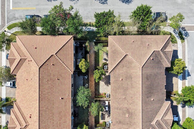 Building Photo - Gorgeous Townhome in Parkland