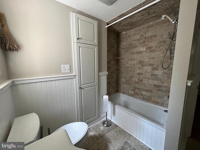Building Photo - 210 Grayling Ave
