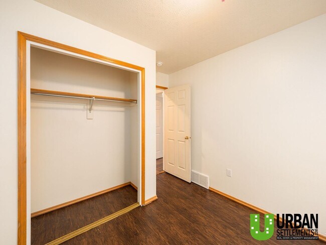 Building Photo - West Hills Gem – Space, Style & Prime Location!