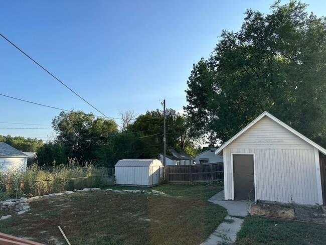 Building Photo - 4 bedroom, 1 bath. Pets Ok, Remodeled in 2...