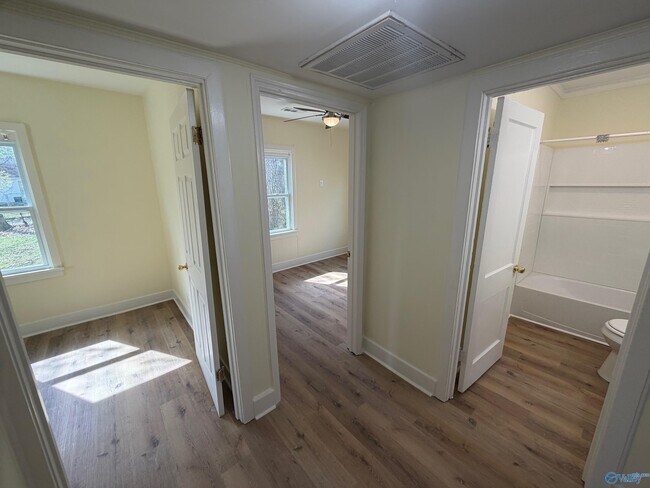 Building Photo - 1821 7th St SE