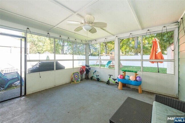 Building Photo - 16-15 Well Dr