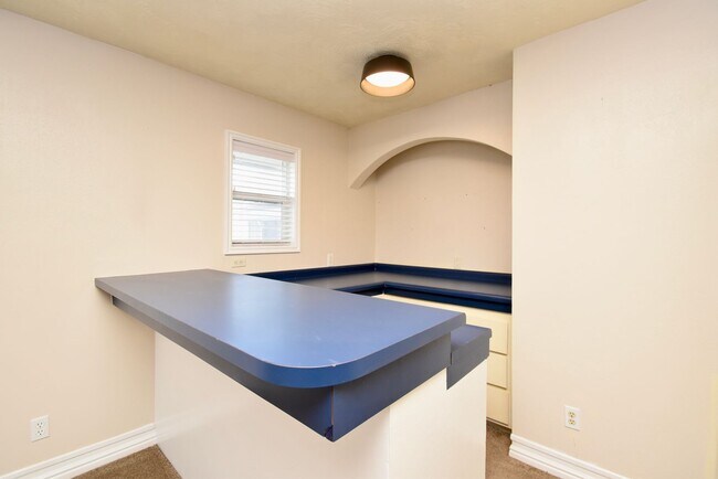 Building Photo - Spacious 5 Bedroom 3 Bathroom Home in Sandy!