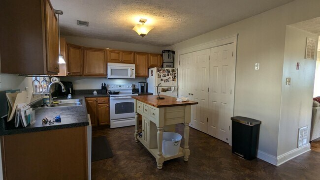 Building Photo - 138 Parkside Dr