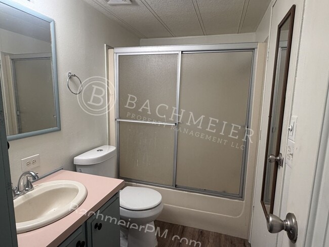 Building Photo - 2 Bedroom 2 Bathroom Single Family Home - Centrally Located