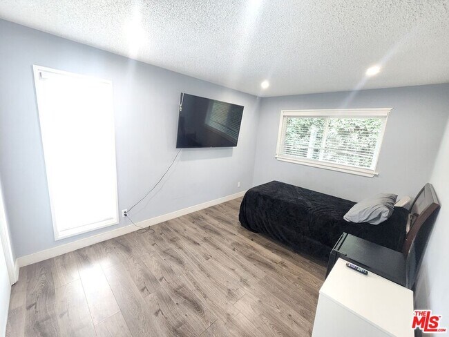 Building Photo - 11665 Babbitt Ave