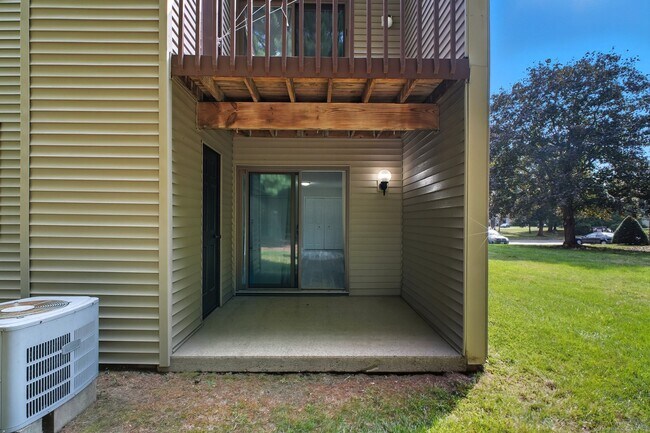 Building Photo - 402 Twin Circle Dr
