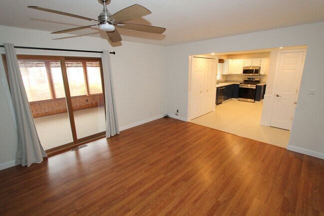 Building Photo - Beautiful 4 bedroom colonial in Lake Geneva