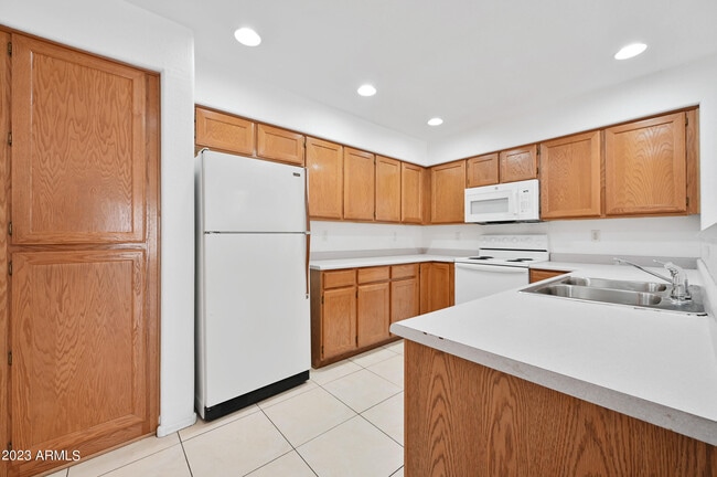 Building Photo - 4734 W Townley Ave
