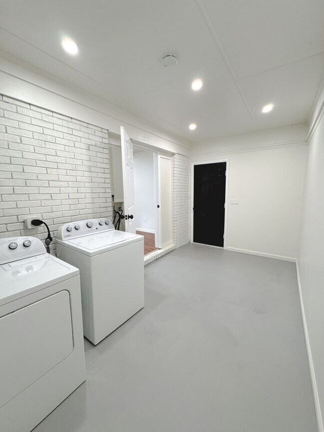 Building Photo - Newly Renovated 3BR/2BA Home in Charlotte ...